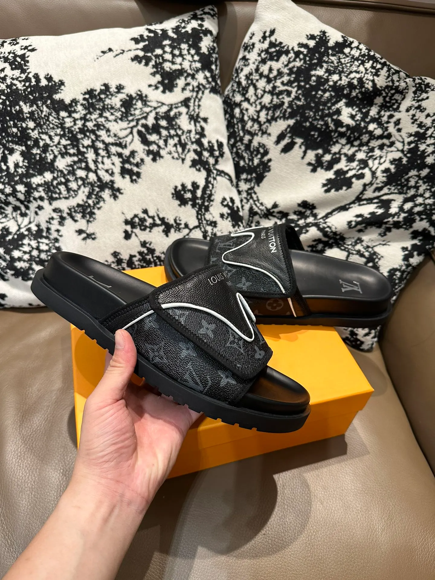Men's shoes💰340💰 LV Velcro new style, cowhide surface, sheepskin lining, size 36-46